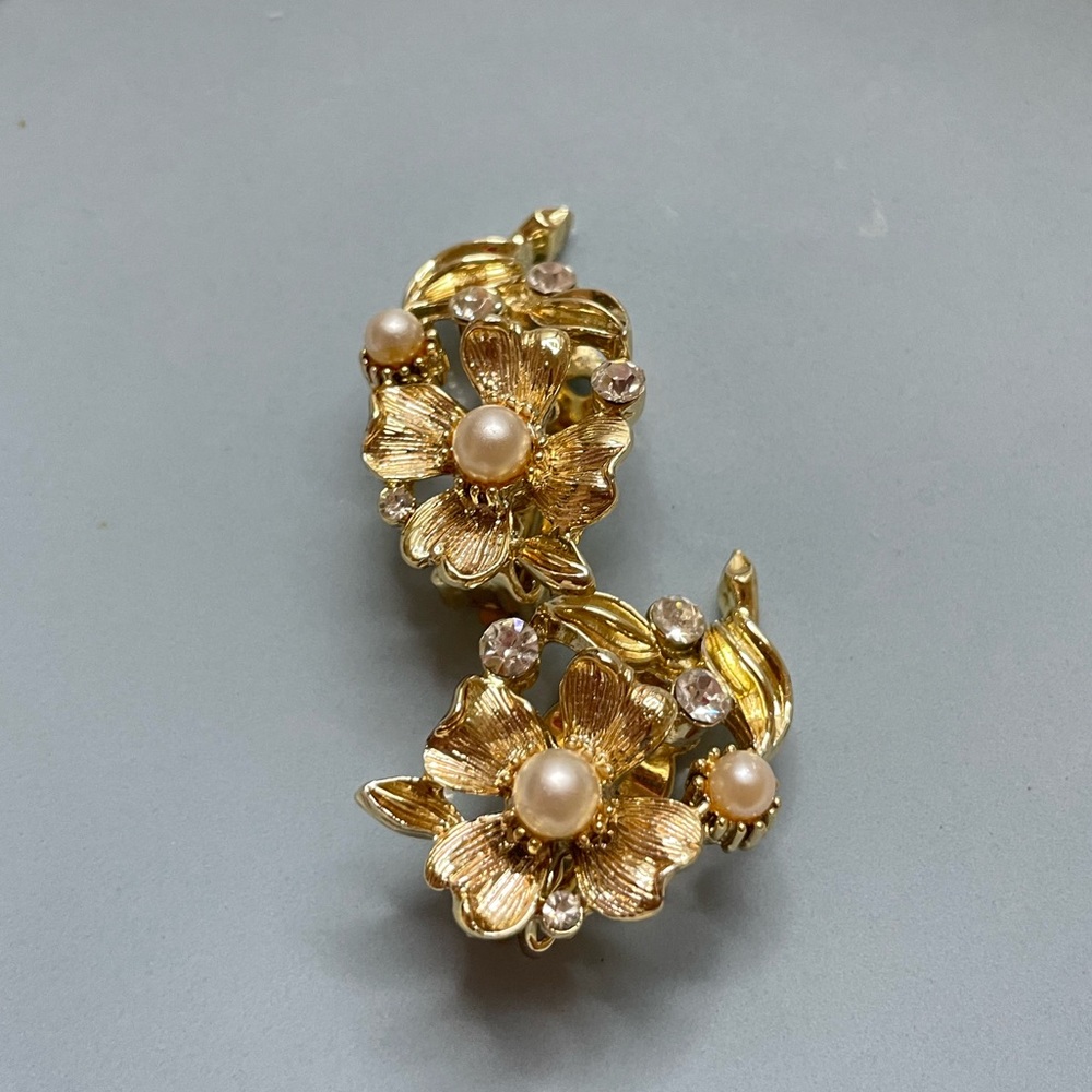 Vintage Lisner Clip-on Floral Earrings
